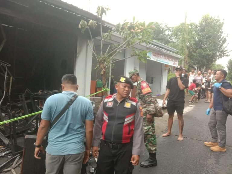 Waroeng Burger Dilalap Si Jago Merah, Aparat Gabungan Terjunkan 2 Mobil Damkar