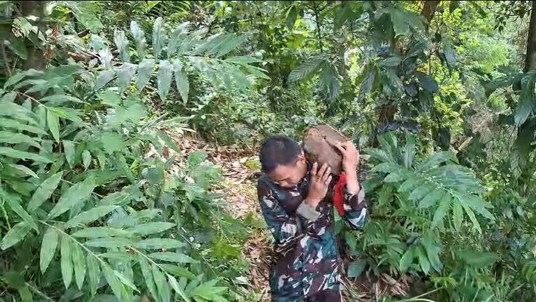 Babinsa 1409-02/Parangloe Bersama Masyarakat Desa Pattallikang Gotong Royong Memperbaiki Jalan Tani