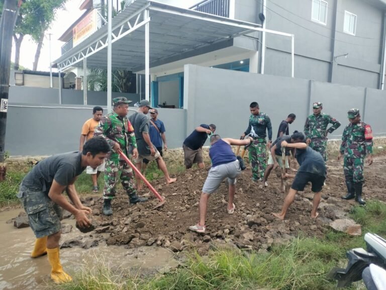 Sinergi TNI dan Masyarakat dalam Kegiatan Karya Bakti di Desa Gorontalo