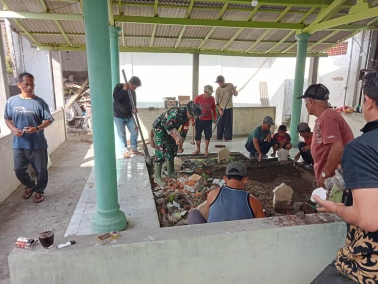 Semangat Kebersamaan: Babinsa Tukum, Santri, dan Warga Perbaiki Lantai Makam