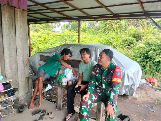 
					Pererat Dengan Masyarakat Desa Binaan, Babinsa 1015-09/Seruyan Hilir Melaksanakan Komsos