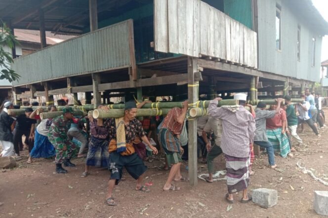 
					Menggunakan Bambu, Babinsa Kodim 1425/Jeneponto Bersama Masyarakat Gotong Royong Memindahkan Rumah Warga