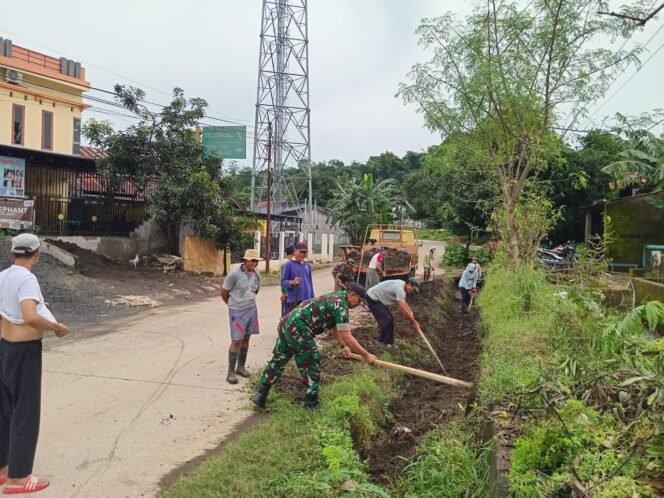 
					Personel Koramil 1426-02/Polsel Bersama Warga Gotong Royong Bersihkan Saluran Air