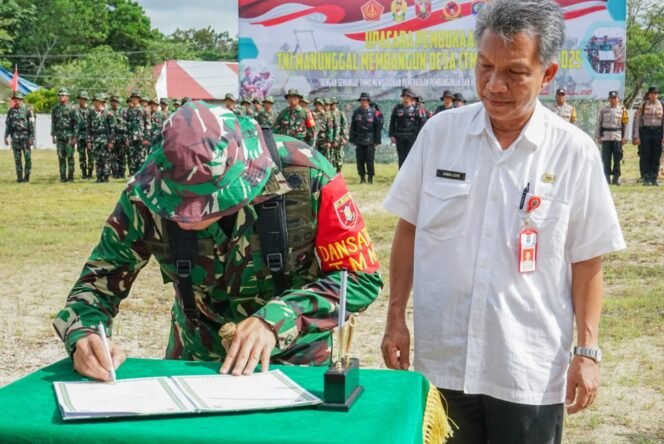 
Dansatgas Kodim 0907/Trk Letkol Kav Jhon B.C. Simarmata Tanda Tangani Naskah TMMD ke-123 TA 2025