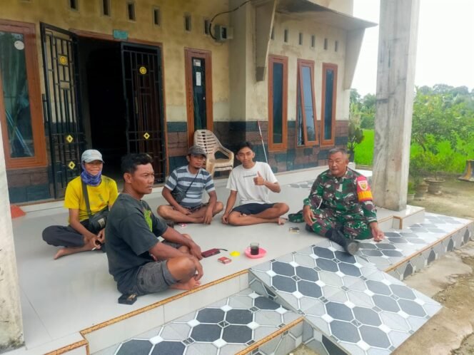 
					Babinsa Koramil 426-03 Rawajitu Ajak Warga Panggung Jaya Jaga Kebersihan di Musim Penghujan