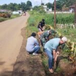 Babinsa Koramil 1403-16/Nuha Bersama Warga Gelar Karya Bakti Bersihkan Drainase di Dusun Belira