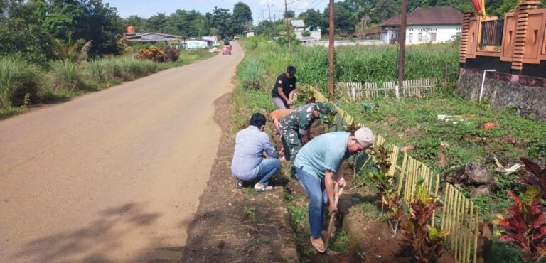 Babinsa Koramil 1403-16/Nuha Bersama Warga Gelar Karya Bakti Bersihkan Drainase di Dusun Belira