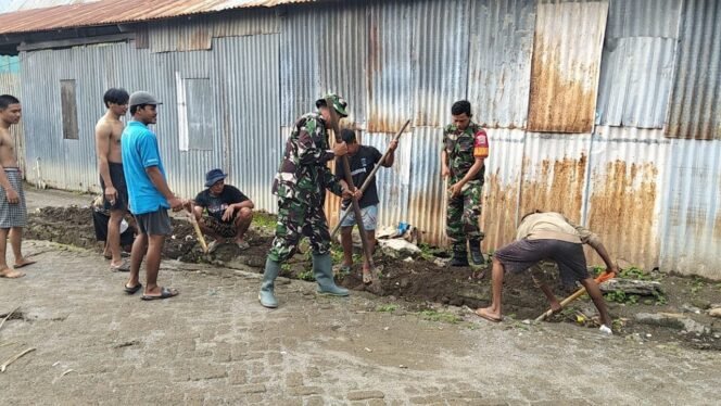 
Antisipasi Banjir, Babinsa Koramil 03/Tamalatea Bersama Warga Gotong Royong Bersihkan Selokan