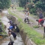 Anggota Koramil 1307-11/Pamona Selatan melaksanakan Pembersihan Saluran Air di Desa Salindu untuk Cegah Banjir