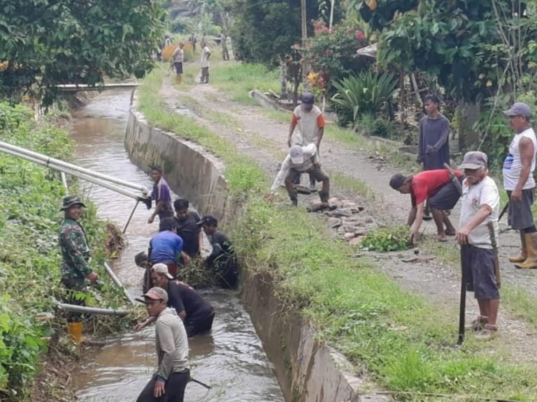 Anggota Koramil 1307-11/Pamona Selatan melaksanakan Pembersihan Saluran Air di Desa Salindu untuk Cegah Banjir