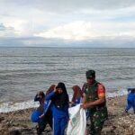 Jaga Kelestarian Alam, Babinsa Koramil 01/Binamu Bersama Pelajar Gelar Aksi Pembersihan Pantai