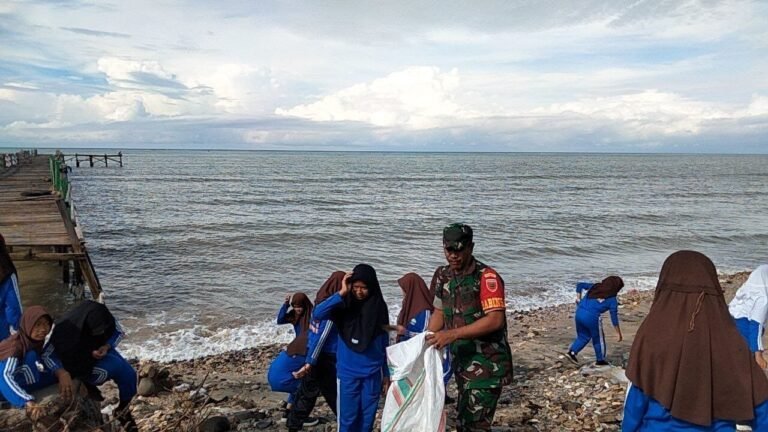 Jaga Kelestarian Alam, Babinsa Koramil 01/Binamu Bersama Pelajar Gelar Aksi Pembersihan Pantai