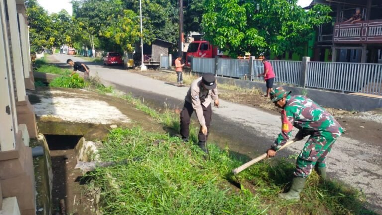 Personel Koramil 1426-07/Pattallassang, Bersama Warga Gotong Royong Bersihkan Pinggir Jalan Dan Selokan