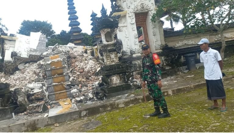 Koptu Komang Adnyana Cek Lokasi Musibah Robohnya Gelung Kori Utama Pura Sad Khayangan Puser Saab Desa Batumadeg