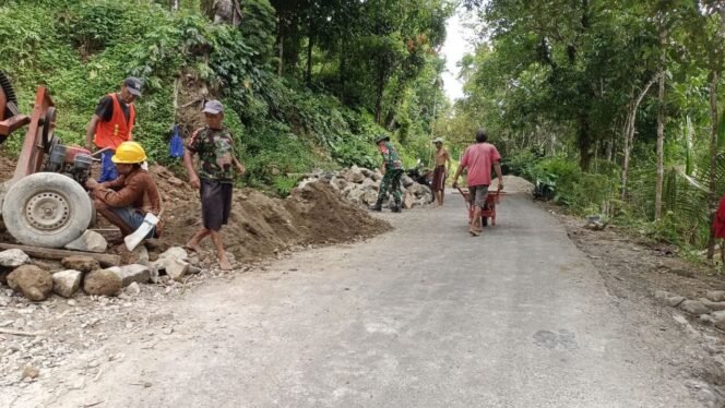 
Cegah longsor, Babinsa Bonto Koramil 03/Sinjai Tengah Kodim 1424/Sinjai Bersama Warga Buat Talud Penahan Tanah