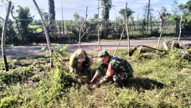 
Jaga Kelestarian Alam, Koramil 1425-05/Batang Ajak Warga Tanam Pohon