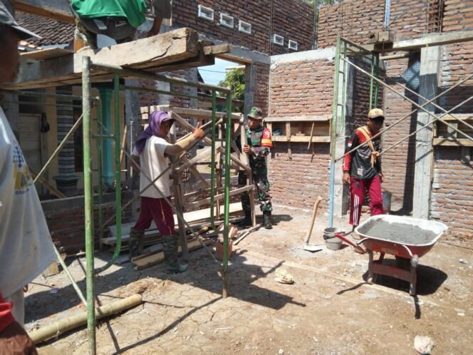 
					Bangun Musholla Baru, Babinsa Padang Pererat Komunikasi dan Silaturahmi Bersama Warga