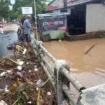 Cegah Banjir, Babinsa Ajak Warga Bersihkan Saluran Sunggai