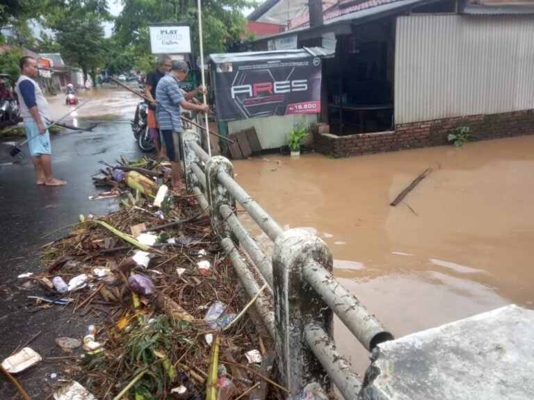 Cegah Banjir, Babinsa Ajak Warga Bersihkan Saluran Sunggai