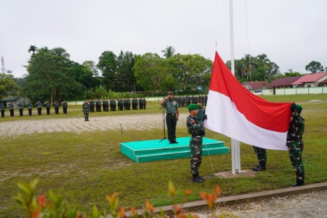 
					PUPUK JIWA PATRIOTISME DAN SOLIDARITAS PRAJURIT, KOREM 121/ABW GELAR UPACARA BENDERA MINGGUAN HARI SENIN
