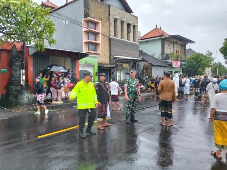 Meski Sempat Diguyur Hujan, Babinsa Kusamba Sampaikan Upacara Pelebon Berjalan Lancar