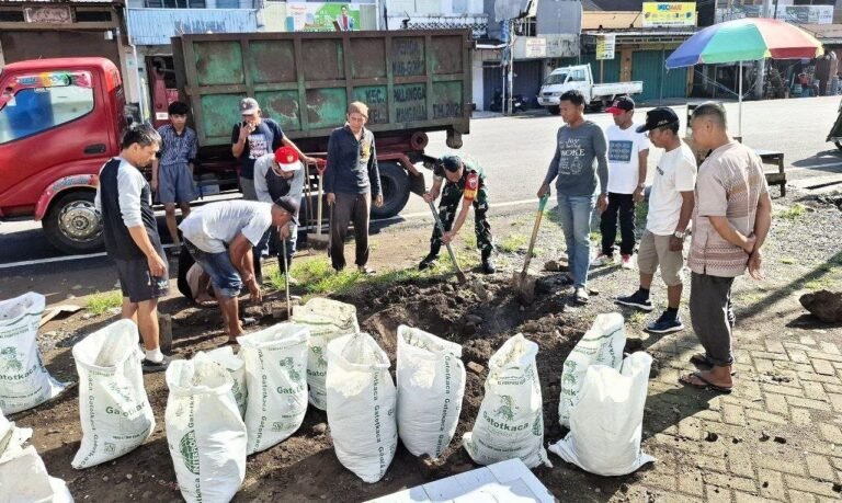 Babinsa Koramil 01 Somba Opu Bersama Warga Bersihkan Drainase dan Rumput di Tepi Jalan