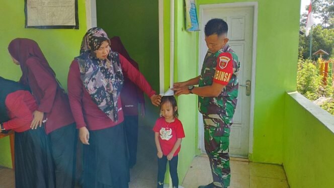 
					Cegah Stunting, Babinsa Songing Koramil 05/Sinjai Selatan Kodim 1424/Sinjai Laksanakan Pendampingan Posyandu