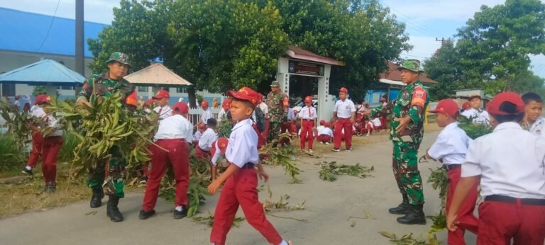 Koramil 1426-01/Polut Ajak Siswa Siswi SDN 126 Pa’rappunganta Kerja Bakti Bersihkan Selokan Dan Bahu Jalan