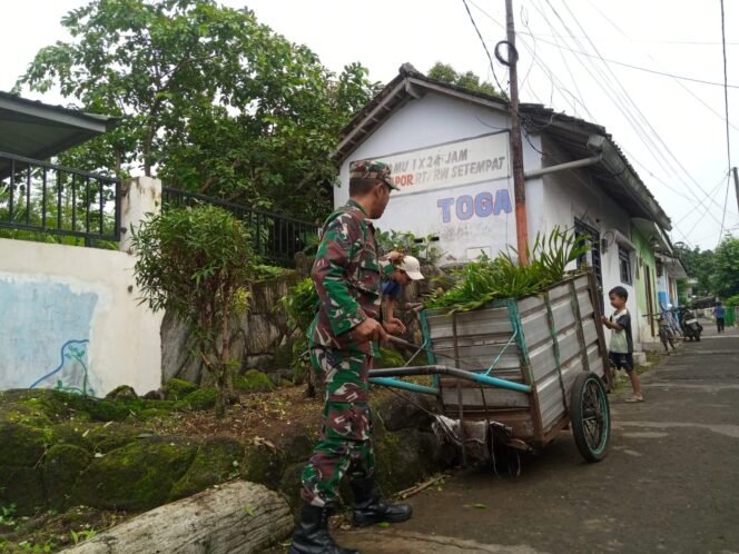 
					Perkuat Silaturahmi, Babinsa Mlawang Ikut Serta dalam Kerja Bakti Bersama Warga