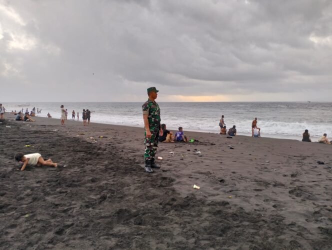 
					Banyu Pinaruh di Pantai Kusamba Di Kawal Babinsa