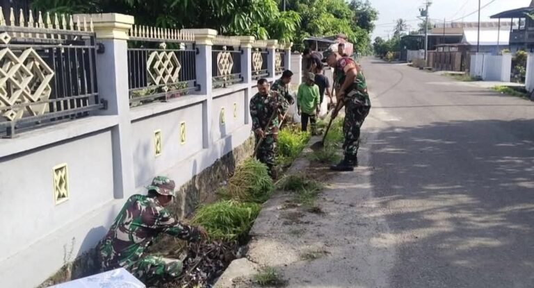 Peduli Kebersihan Lingkungan, Anggota Koramil 1420-04/Watang Pulu Bersihkan Saluran Air Bersama Warga