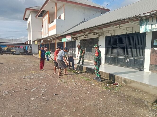 
Koramil 1420-02/Tellu Limpoe Bersama Warga Laksanakan Pembersihan Pasar