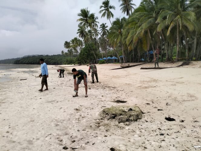 
					Pembersihan Pantai Membuku Kodim 1429/Butur