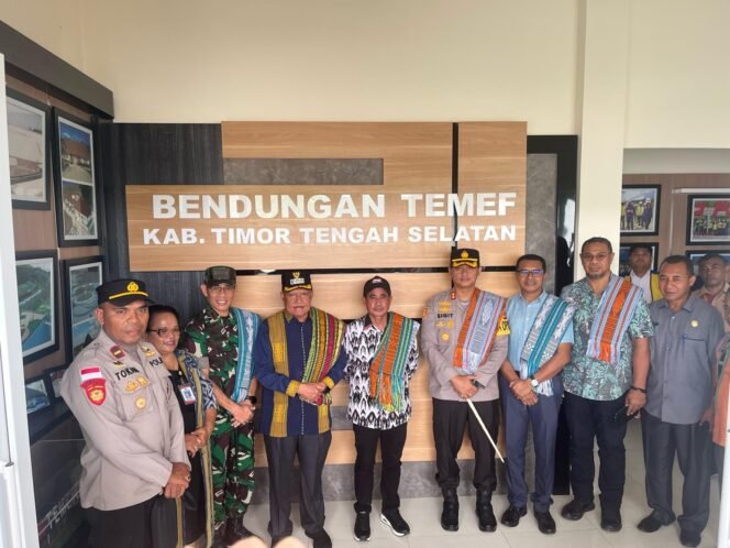 
					Komandan Kodim 1621 TTS Letkol Inf Sobirin S.Ag., M.Si Bersama Unsur Forkopimda Kab.TTS, Dampingi Gubernur NTT Kunker Di Kab.TTS