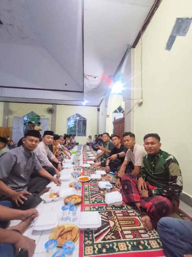 
					Satgas TMMD ke-123 Kodim 1424/Sinjai Gelar Buka Puasa Bersama di Masjid Desa Lamatti Riawang