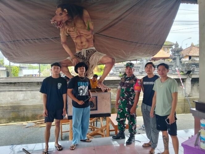 
					Babinsa Desa Sulahan Koramil 02/Susut Kodim 1626/Bangli Pantau Pembuatan Ogoh-ogoh