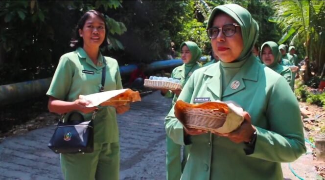 
Persit KCK Cabang LXVII Berikan Dukungan Moril untuk Satgas TMMD Morowali: Yang Kita Lakukan Ini Untuk Kepentingan Masyarakat