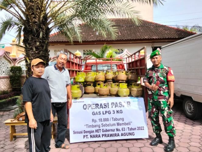 
					Pastikan Berjalan lancar, Babinsa Kampung Kusamba Monitoring Pasar Murah