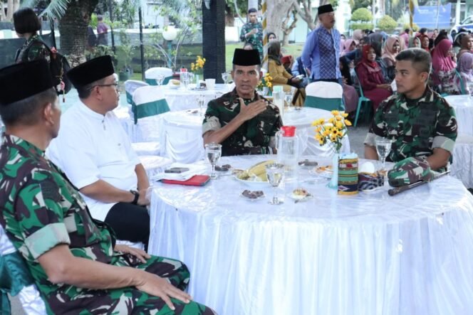 
Kodim 1607/Sumbawa Gelar Buka Puasa Bersama Pangdam IX/Udayana Beserta Rombongan dan Forkopimda Sumbawa