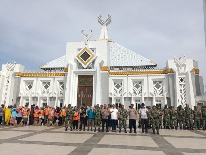 
					Kodim 1409/Gowa Bersama Polres Gowa dan Pemkab Gowa Bersihkan Masjid Agung Syeh Yusuf, Jelang Hari Raya Idul Fitri 1446 H