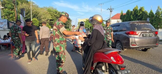 
					Sinergitas TNI-Polri, Kodim 1424/Sinjai Bersama Polres Sinjai dan Bhayangkari Bagikan Takjil Untuk Masyarakat