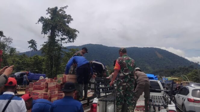 
					Babinsa Koramil 02/Asera Bantu Kirim Logistik Ke Desa Terisolir Untuk Mendukung Ketahanan Pangan