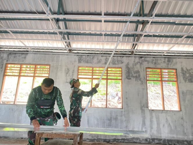 
					Satgas TMMD Ke-123 Kodim 1618/TTU Kerjakan Pengecatan Tiang Besi Kuda-Kuda SDN Lanaus