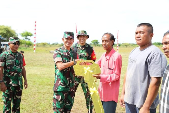 
					Pangdam IX/Udayana Serahkan Kunci RTLH Secara Simbolis Usai Penutupan TMMD ke-123 di Sumba Timur