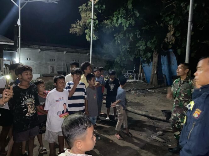 
Babinsa Desa Manggeasi melaksanakan patroli sekaligus Komsos