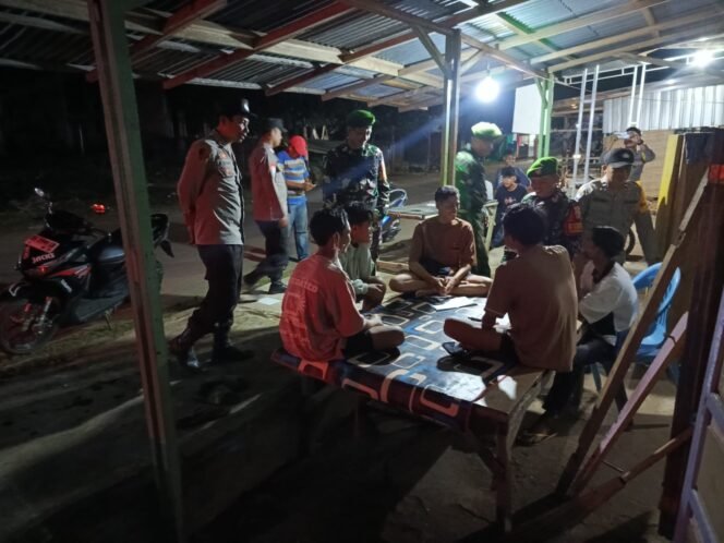 
Patroli sinergitas TNI-Polri jaga situasi keamanan Wilayah kecamatan hu’u.