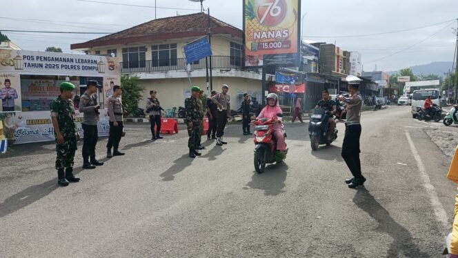 
					Sinergitas TNI-Polri, melaksanakan kegiatan pengamanan wilayah Pusat Kota.