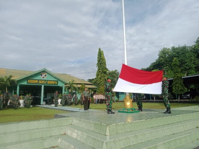 
					Implementasikan Jiwa Nasionalisme, Kodim 1614/Dompu Gelar Upacara Bendera Hari Senin Secara Rutin