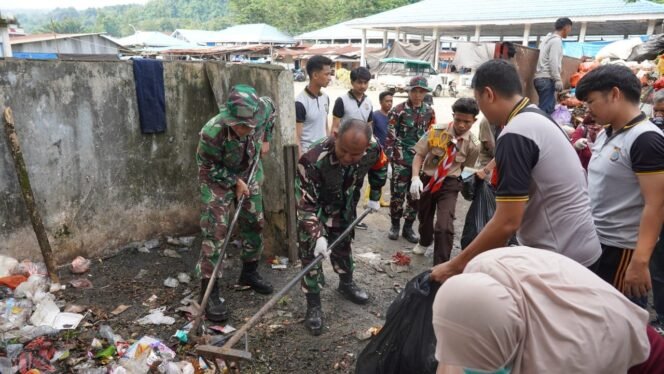 
					Totalitas Jiwa TNI, Dansatgas Kodim 1311/Morowali Tak Gentar Hadapi Panas, Debu, dan Bau Sampah