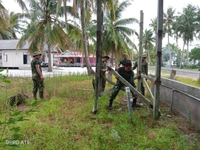 
					Kompak Personil Satgas TMMD dan Warga Bongkar Tower Tandon Air